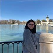 Estudiante aplicada da clases de repaso y consejos para estudiar de las materias que se necesite